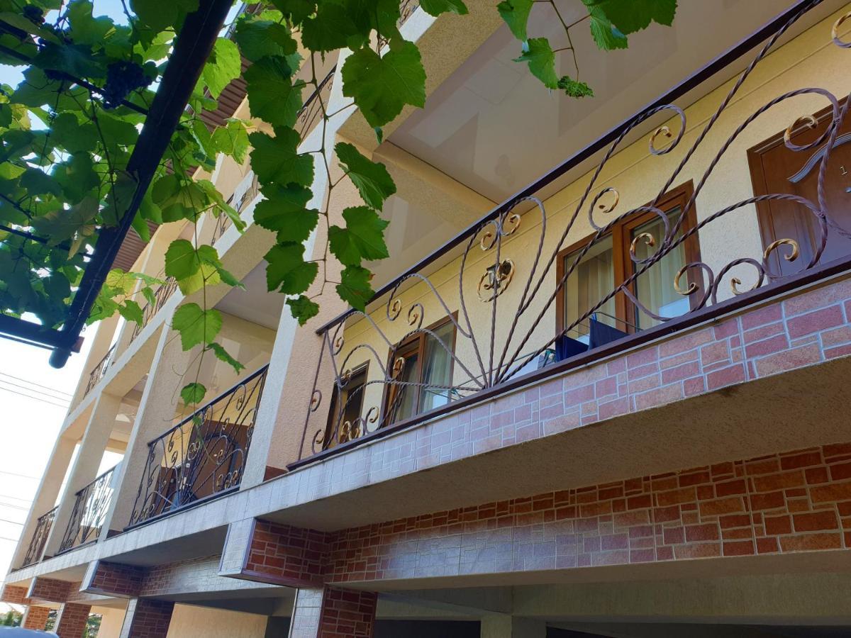 Guest House Lykhny Гагра Екстер'єр фото
