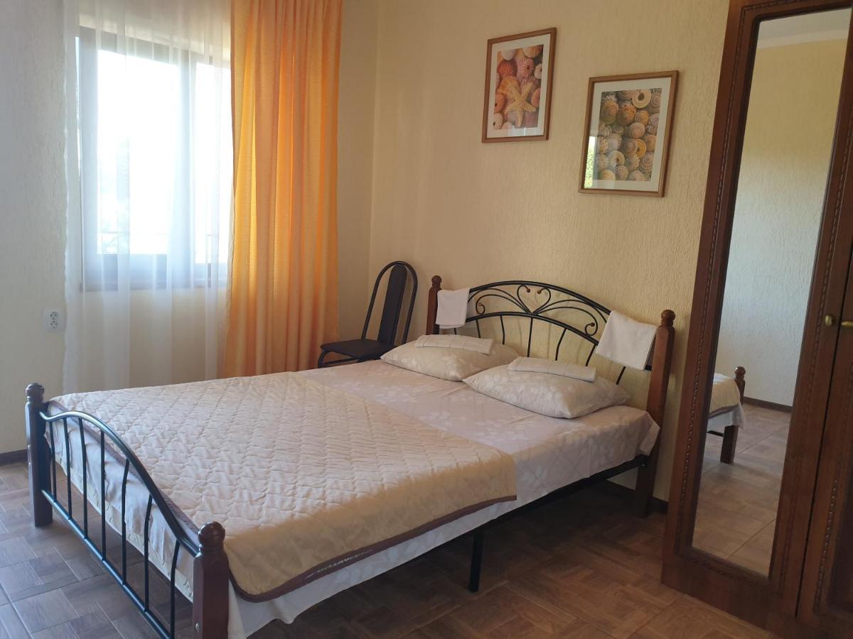 Guest House Lykhny Гагра Екстер'єр фото